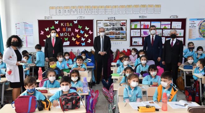 ÖĞRENCİLER KARNELERİNİ VALİ ATİK’TEN ALDILAR