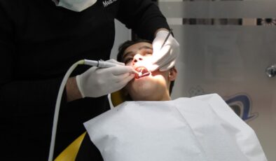 DİŞ ÇÜRÜMELERİNDE SEBEP YÜZDE 85’LE AŞIRI ŞEKERLİ BESİNLER