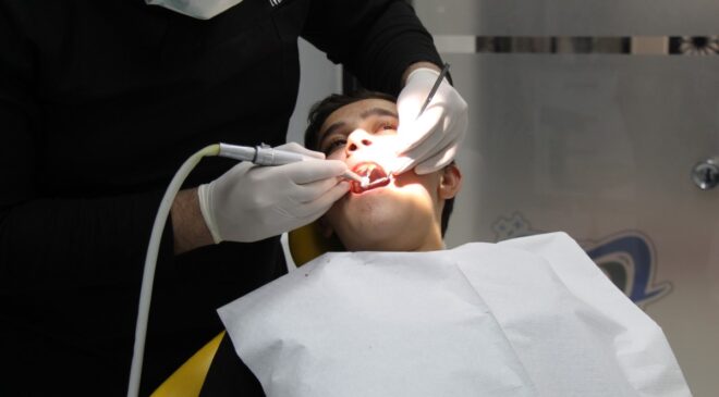 DİŞ ÇÜRÜMELERİNDE SEBEP YÜZDE 85’LE AŞIRI ŞEKERLİ BESİNLER
