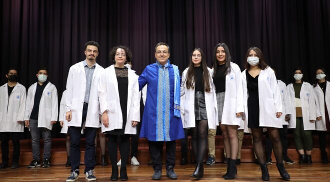 GELECEĞİN HEKİMLERİ BEYAZ ÖNLÜKLERİNİ GİYDİ