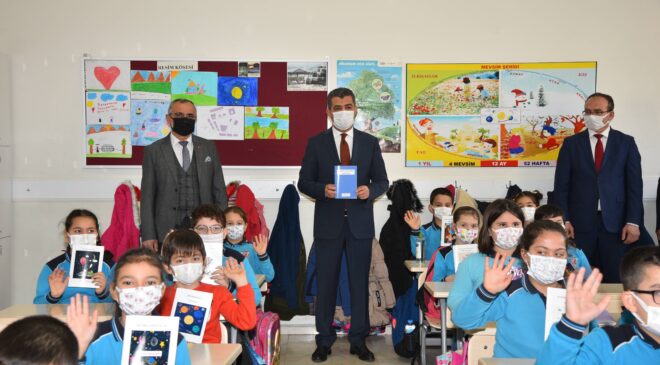 KÜÇÜK YAŞTA KENDİ HİKAYELERİNİ YAZARAK KİTAPLAŞTIRDILAR