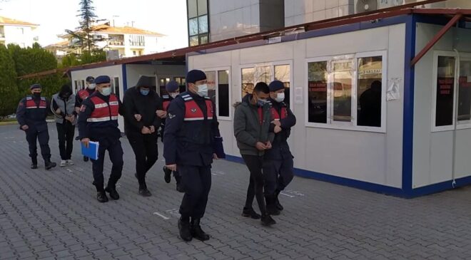BÖYLE KOMŞU DÜŞMAN BAŞINA