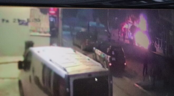 GENÇLERİN ISINMAK İÇİN YAKTIĞI ATEŞ PARKA SIÇRADI