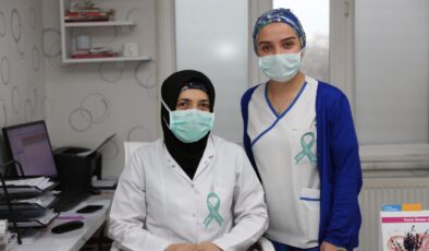 SAĞLIK ÇALIŞANLARI FARKINDALIK İÇİN YEŞİL KURDELE TAKTI