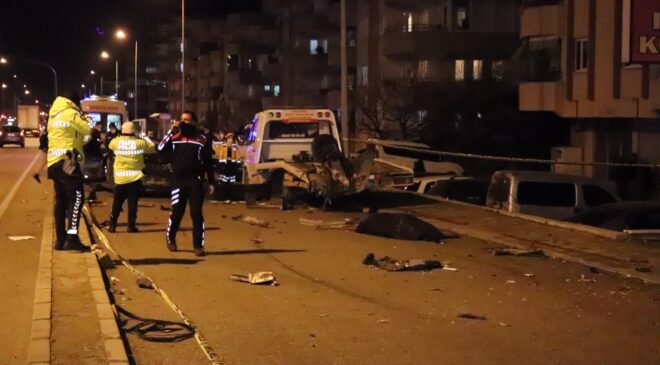 OTOMOBİL PARK HALİNDEKİ ÇEKİCİYE ÇARPTI: 1 ÖLÜ, 1 YARALI