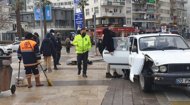 KONTROLDEN ÇIKAN OTOMOBİL TRAFİK IŞIKLARINA ÇARPARAK DURABİLDİ