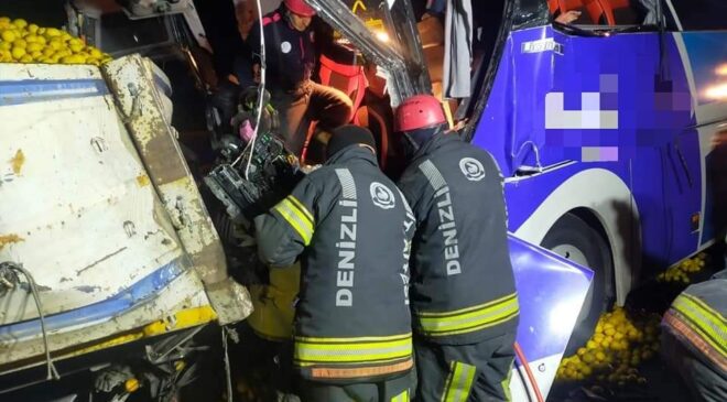YOLCU OTOBÜSÜ TIRA ARKADAN ÇARPTI:1 ÖLÜ, 23 YARALI
