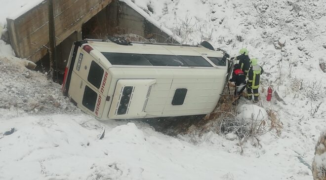 KARDA YOLDAN ÇIKAN YOLCU MİNİBÜSÜ ŞARAMPOLE YUVARLANDI: 2 YARALI