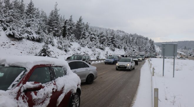 ANTALYA KARAYOLUNDA UZUN ARAÇ KUYRUKLARI OLUŞTU