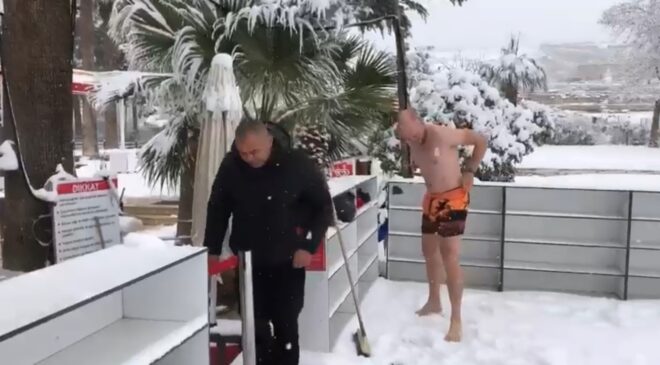 PAMUKKALE’DE 30 SANTİMETRE KARDA YÜZME KEYFİ