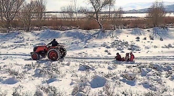 YOLLAR BUZ PİSTİNE DÖNÜNCE VATANDAŞ TRAKTÖRLE SÖRF YAPTI