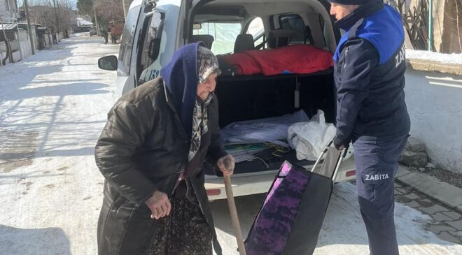 SOĞUK VE KARDAN PAZARA GİDEMEYEN YAŞLI KADININ YARDIMINA ZABITA YETİŞTİ