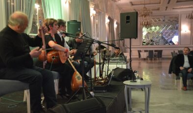 KALP PROFESÖRÜ NEŞTER YERİNE TÜRKÜLERİ KULLANDI