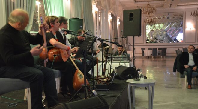 KALP PROFESÖRÜ NEŞTER YERİNE TÜRKÜLERİ KULLANDI