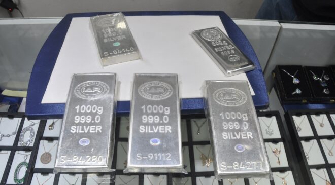 GÜMÜŞ YENİDEN 10 LİRANIN ÜZERİNE ÇIKTI