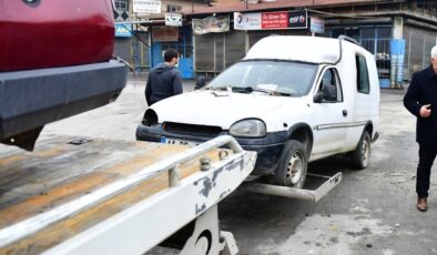 KADERİNE TERK EDİLEN HURDA ARAÇLAR TOPLANACAK