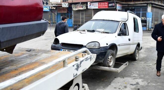 KADERİNE TERK EDİLEN HURDA ARAÇLAR TOPLANACAK