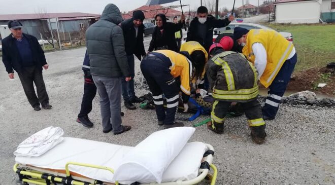 CİPLE ÇARPIŞAN OTOMOBİL TARLAYA DEVRİLDİ; 4 YARALI