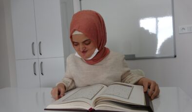 GÖRME ENGELLİ GENÇ KIZ AZMİYLE 3 AYDA KUR’AN ÖĞRENDİ