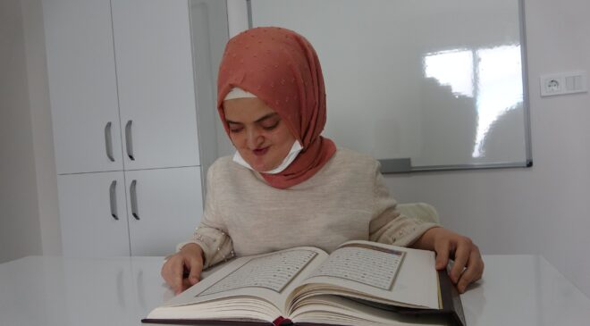 GÖRME ENGELLİ GENÇ KIZ AZMİYLE 3 AYDA KUR’AN ÖĞRENDİ