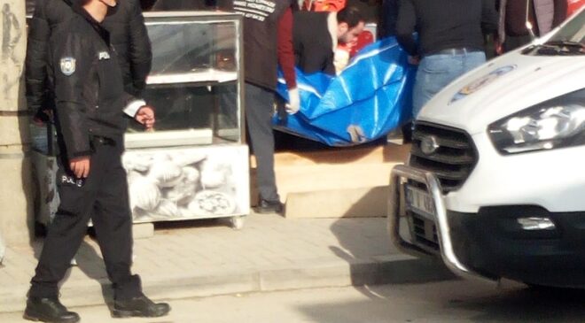 MARKETTEN ÇIKARKEN DÜŞEN YAŞLI ADAM HAYATINI KAYBETTİ