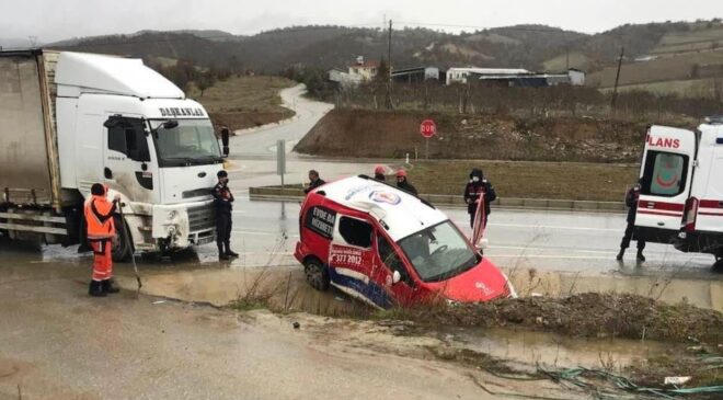 HAFİF TİCARETİ ARAÇ TIRA ARKADAN ÇARPTI: 4 YARALI