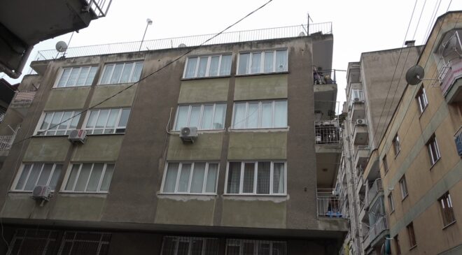 KIZ ARKADAŞIYLA TARTIŞAN GENÇ ÇATIYA ÇIKTI