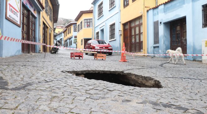 SEYİR HALİNDEKİ ARAÇ ÇÖKEN YOLUN İÇİNE DÜŞTÜ