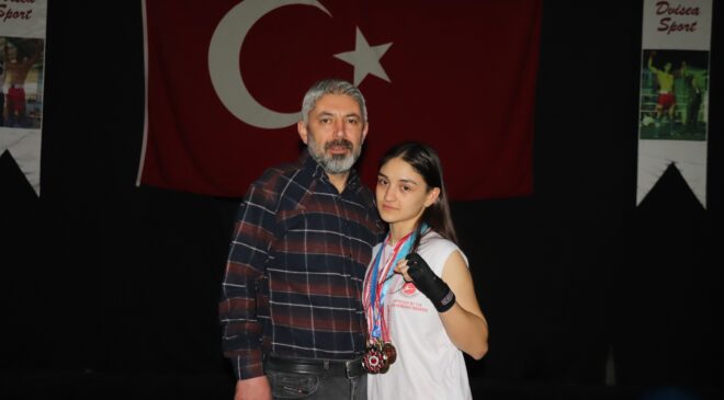 KİCK BOKSÇU GENÇ KIZIN HEDEFİ TÜRKİYE’Yİ TEMSİL ETMEK