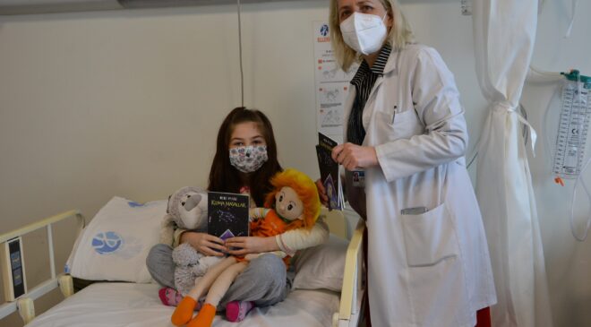DOKTOR ANNEDEN HASTA ÇOCUKLARA KİTAP HEDİYESİ