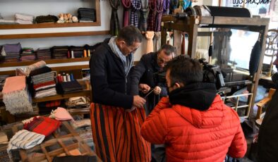 ÜNLÜ İNGİLİZ GAZETECİ QUEST, BULDAN DOKUMASINI DÜNYAYA TANITIYOR