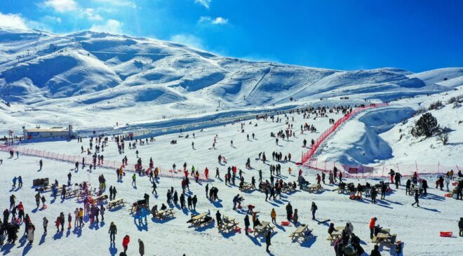 DENİZLİ KAYAK MERKEZİ’NDE KAR KALINLIĞI ZİRVEDEKİ YERİNİ KORUYOR