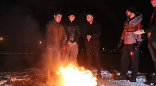 SÜRÜCÜLERİN İMDADINA MAHALLENİN GENÇLERİ KOŞTU