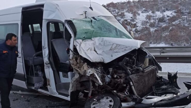 ÖĞRENCİLERİ TAŞIYAN MİNİBÜS KAZA YAPTI: 16 YARALI