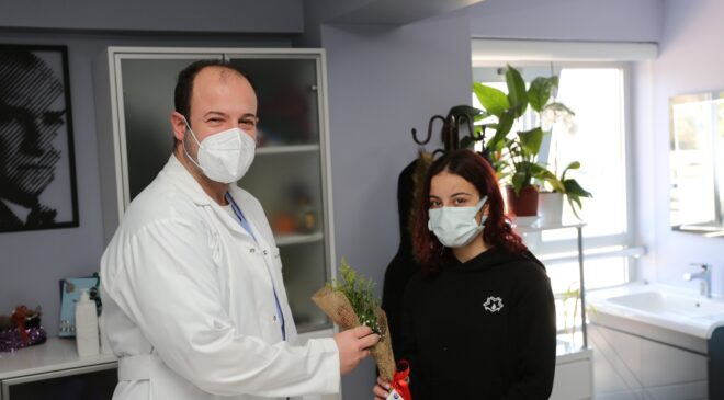 ÖĞRENCİLERDEN HEKİMLERE TIP BAYRAMI ZİYARETİ