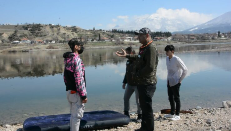 ADRENALİN OLSUN DİYE ŞİŞME YATAKLA BARAJ GÖLÜNE GİRDİLER