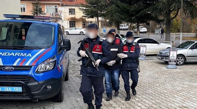 GÜVENLİK KAMERASINI HESABA KATMAYAN HIRSIZ YAKAYI ELE VERDİ