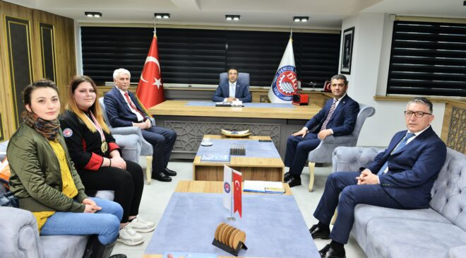 BAŞKAN ERDOĞAN, GENÇLERİN HER ZAMAN YANINDA