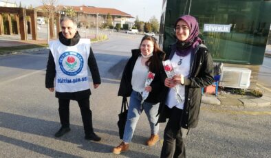 DÜNYA KADINLAR GÜNÜNDE ÇİÇEKLERLE KARŞILADILAR