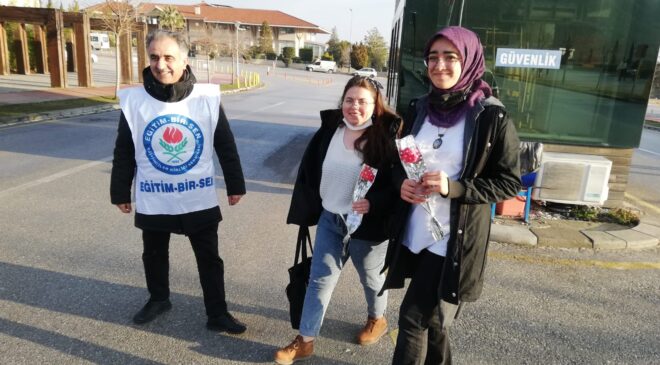 DÜNYA KADINLAR GÜNÜNDE ÇİÇEKLERLE KARŞILADILAR