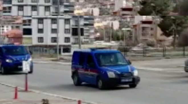 HIRSIZLIK İÇİN GİRDİKLERİ FABRİKADA SUÇÜSTÜ YAKALANDILAR