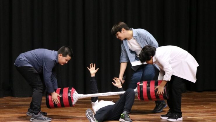 İNGİLİZCE FESTİVALİ İZLEYİCİDEN ALKIŞ ALDI