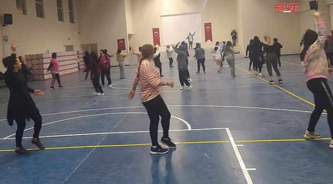 ÇİVRİLLİ KADINLAR ZUMBA İLE STRES ATIYOR
