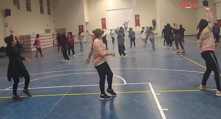 ÇİVRİLLİ KADINLAR ZUMBA İLE STRES ATIYOR