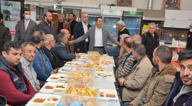 İFTARINI KAMYON VE TIR GARAJI’NDAKİ ŞOFÖR ESNAFIYLA YAPTI