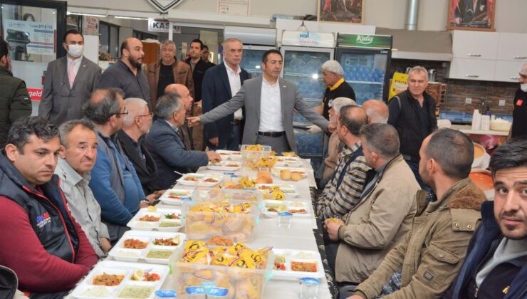 İFTARINI KAMYON VE TIR GARAJI’NDAKİ ŞOFÖR ESNAFIYLA YAPTI