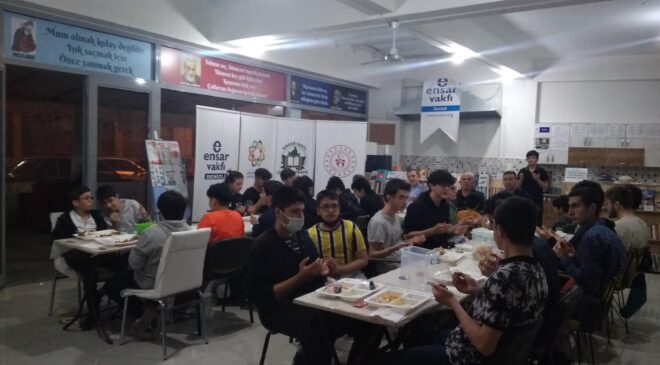 ENSAR VAKFI ÇINAR KİTAP KAHVE’DEN GENÇLERE İFT