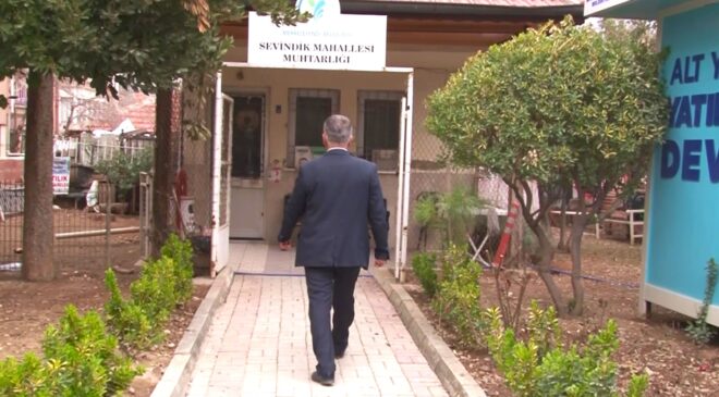 AT ARABASIYLA GELİP ELLERİNİ KOLLARINI SALLAYARAK HIRSIZLIK YAPTILAR