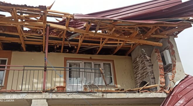 Fırtınanın uçurduğu çatı ortalığı savaş alanına çevirdi