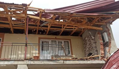 FIRTINANIN UÇURDUĞU ÇATI ORTALIĞI SAVAŞ ALANINA ÇEVİRDİ